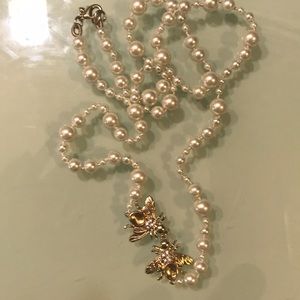 Pearl necklace with bee detail